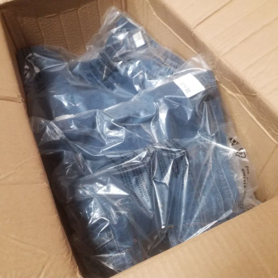 BOX CONTAINING APPROXIMATELY 10 BRAND NEW SIMPLY BE MID BLUE PLEAT DETAIL WIDE LEG JEANS - SIZE 18R