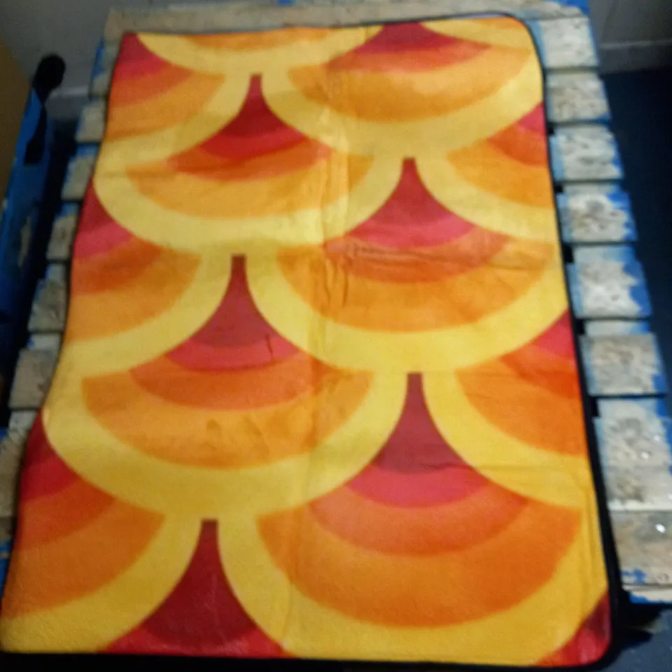 BOXED LIGHTWEIGHT RUG WITH YELLOW/ORANGE/RED DESIGN - SIZE 160CM X 108CM