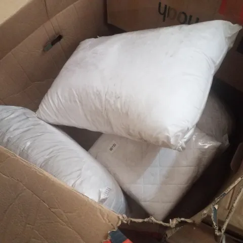 PALLET CONTAINING INCOMPLETE OUTDOOR LIVING SET & ASSORTED PILLOWS