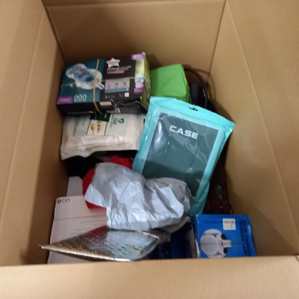 LOT OF ASSORTED HOUSEHOLD ITEMS TO INCLUDE PLACEMAT AND COASTERS, READING LAMP AND GOLF BALLS