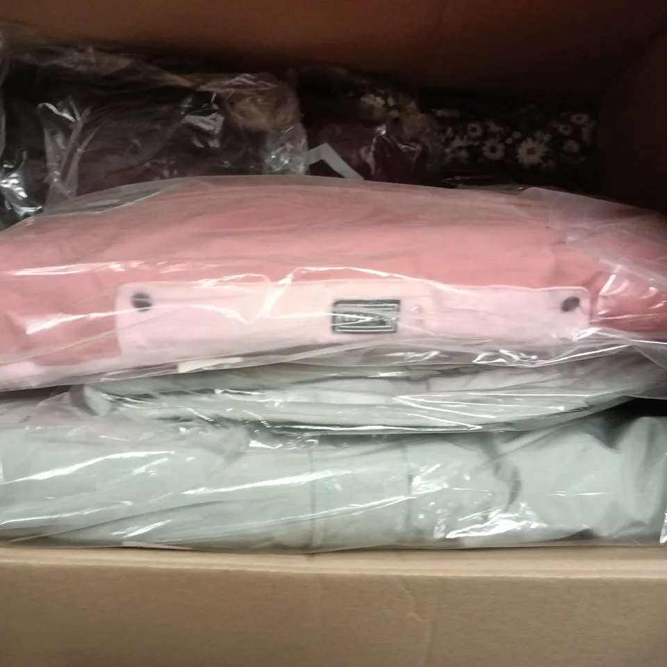 APPROXIMATELY 15 ASSORTED BRAND NEW DARE2B KIDS CLOTHING ITEMS IN VARIOUS SIZES, STYES & COLOURS TO INCLUDE REPRISE II TROUSERS, IMPOSE IV JACKET, SHREDDER JACKET, ETC - COLLECTION ONLY