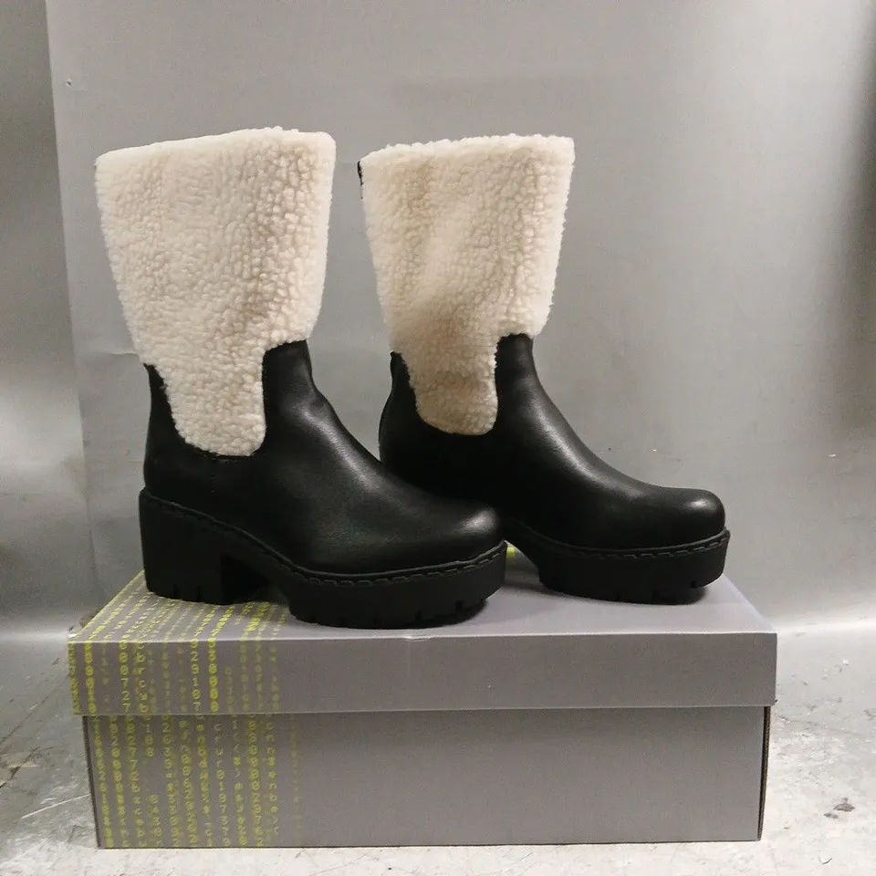 BOXED PAIR OF KOI TEXEL SHEARLING SWITCH BOOTS IN BLACK SIZE UK 6