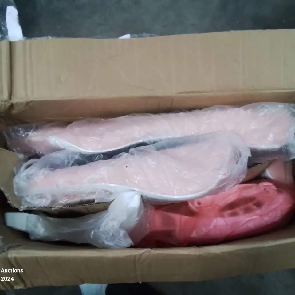 BOXED GAMING CHAIR IN PINK AND WHITE