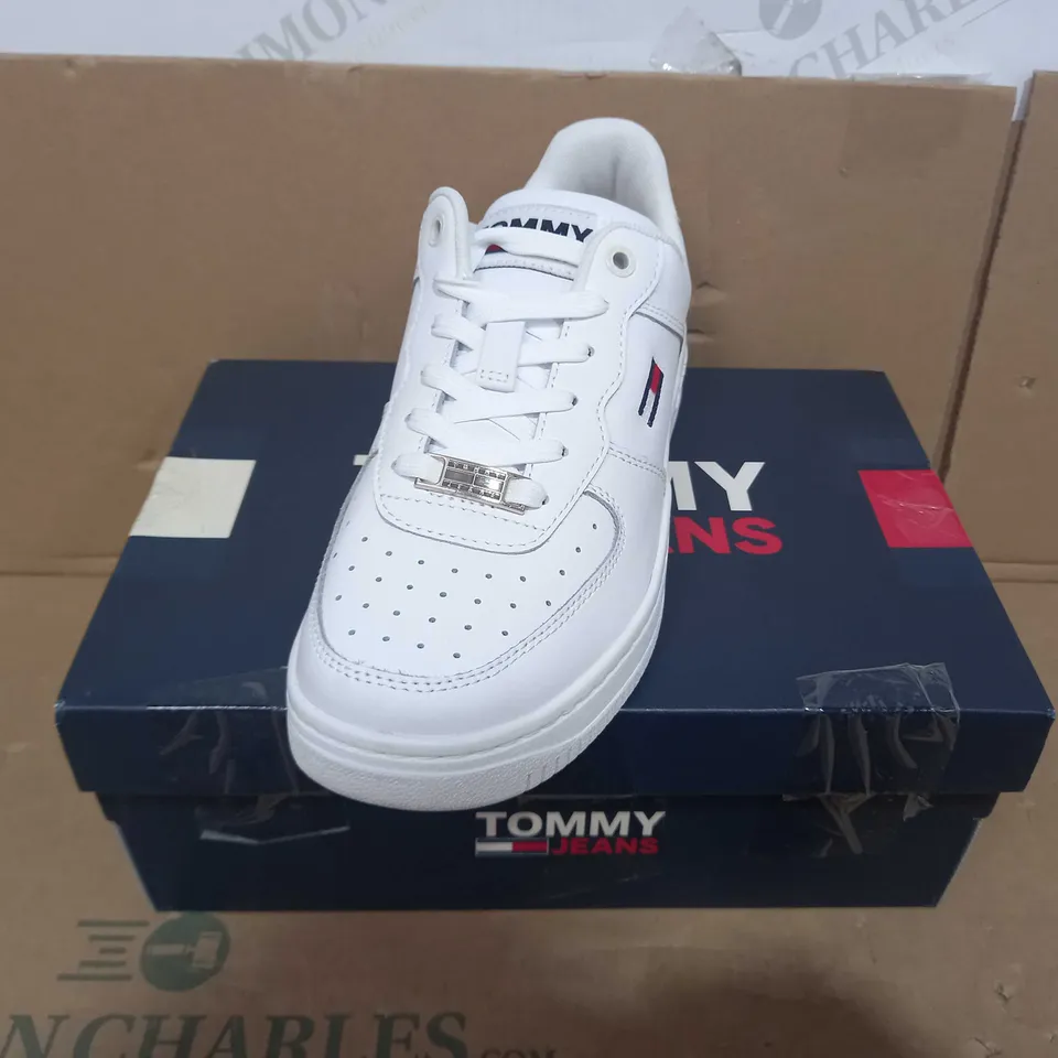 BOXED PAIR OF TOMMY JEANS TRAINERS IN WHITE EU SIZE 38