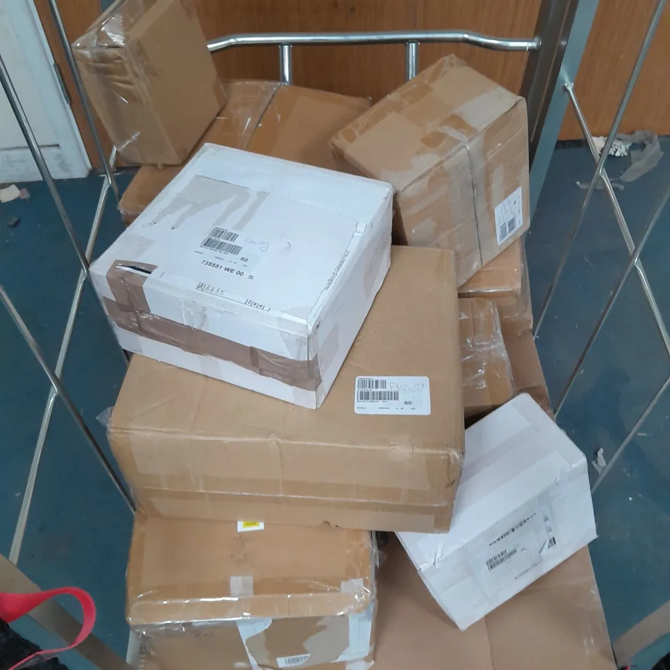 APPROXIMATELY 10 ASSORTED ITEMS TO INCLUDE LIGHT UP CANDLES, FOLDABLE FAN, SOLARLAMPS, ETC