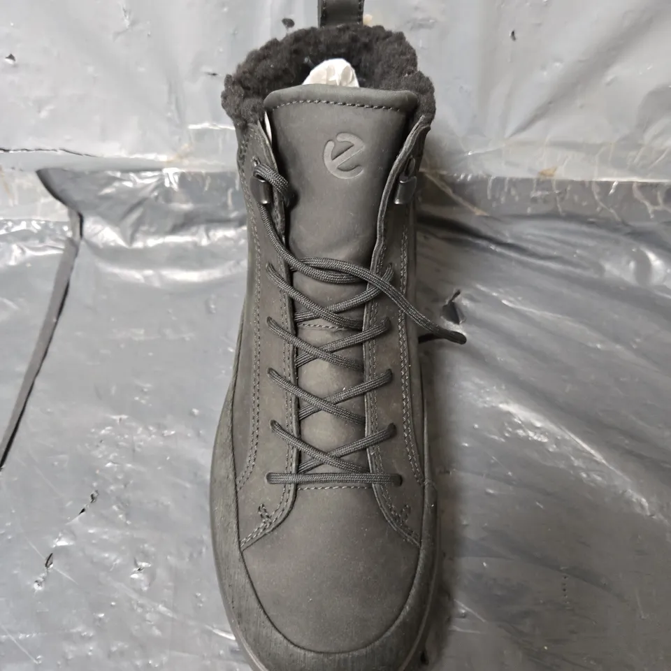 UNBOXED PAIR OF ECCO SOFT 7 TRED BOOTS IN BLACK - SIZE 40