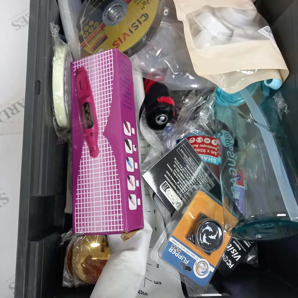 BOX OF APPROXIMATELY 15 ASSORTED ITEMS TO INCLUDE - FLAVOURED BOTTLE, DETAIL CARVER, FLIPPER ETC