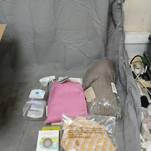 QUANTITY OF APPROXIMATELY 15 BABY ITEMS ASSORTMENT – NURSERY ACCESSORIES & CLOTHING 