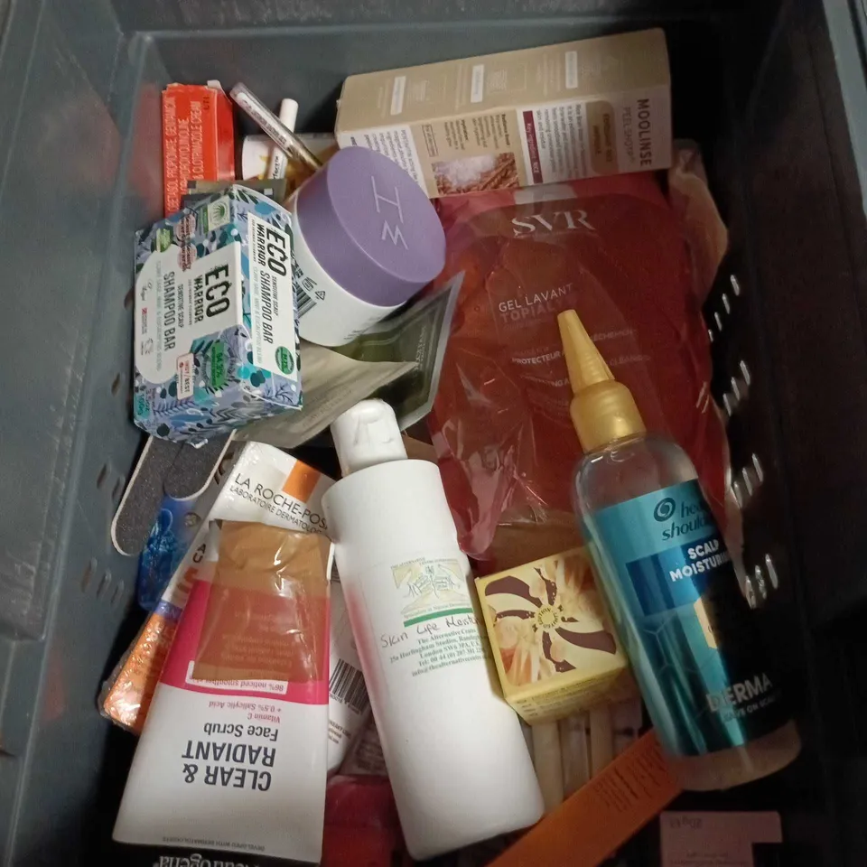 APPROXIMATEY 20 ASSORTED HEALTH AND BEAUTY PRODUCTS TO INCLUDE - SANEX ROLL ON DEODORANT - L'OREAL MEN EXPERT FACE WASH AND AUSSIE OH MY GLOSS SHAMPOO