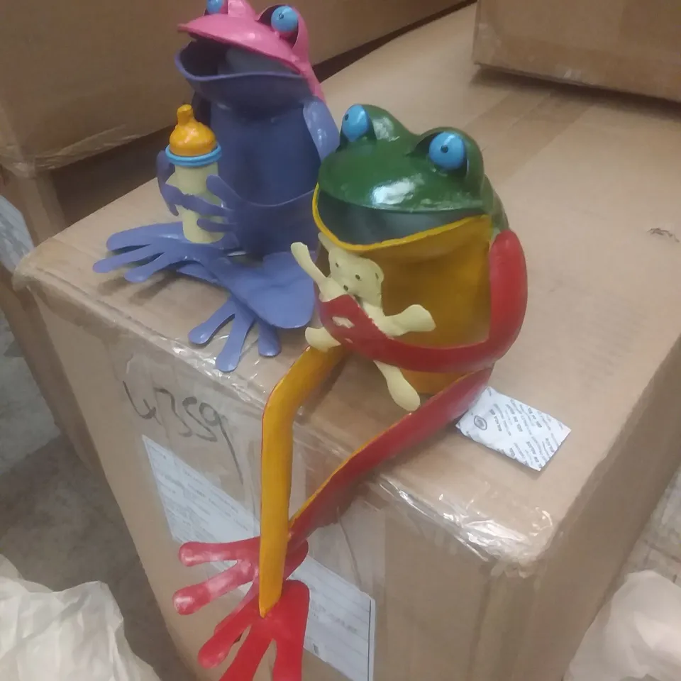 BRAND NEW BOXED SET OF 2 FROG BABIES 