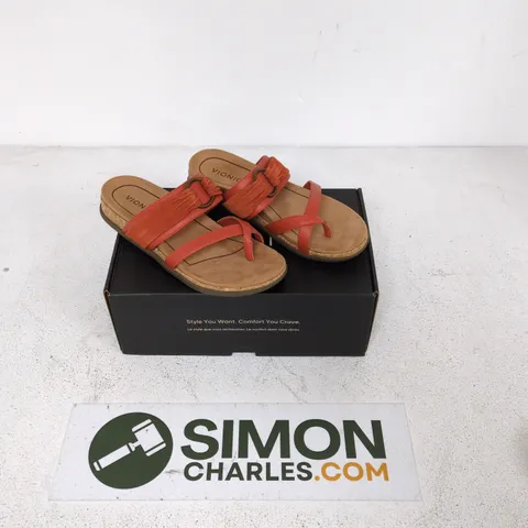 VIONIC WOMEN’S ORANGE STRAPPY SANDALS – BOXED SIZE 7