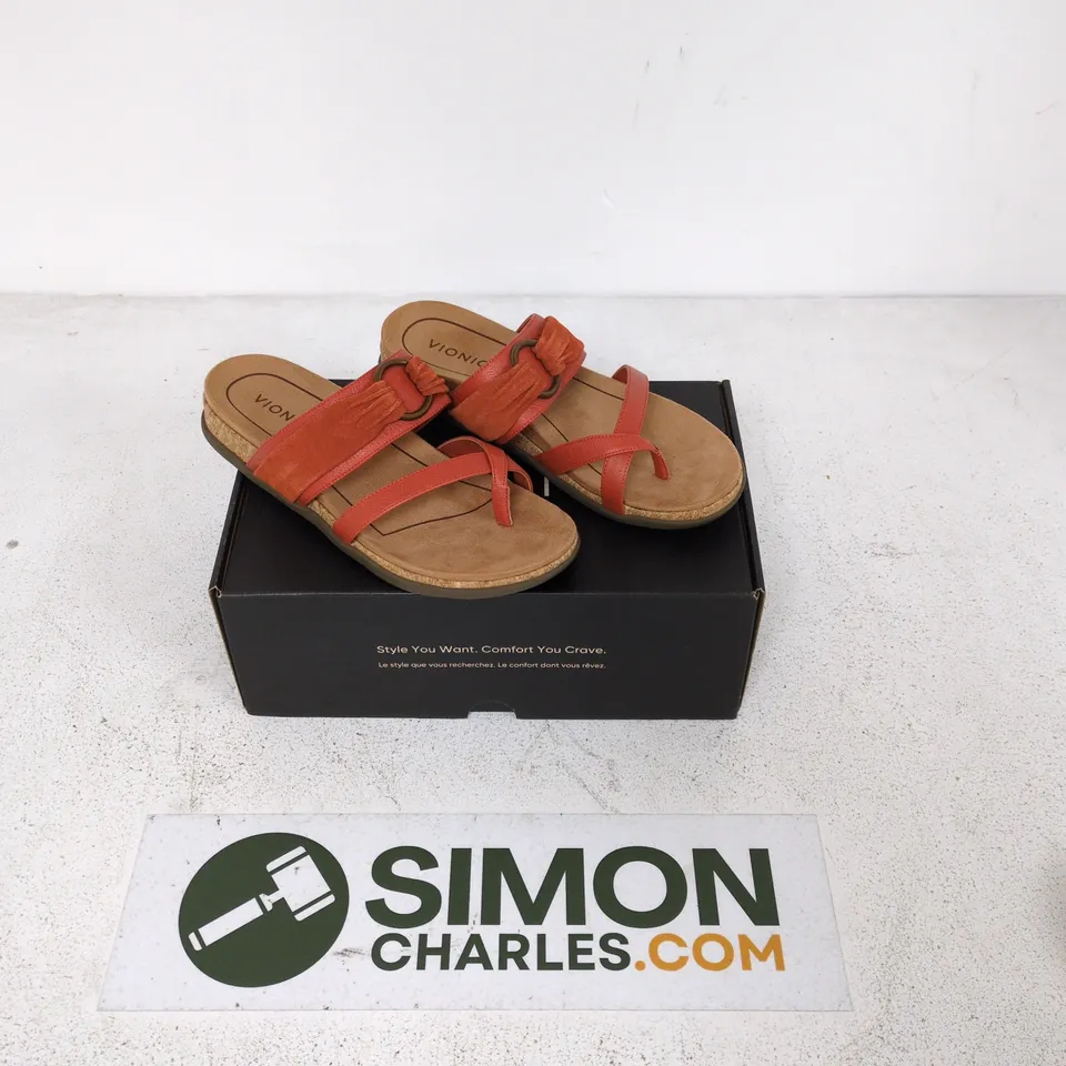 VIONIC WOMEN’S ORANGE STRAPPY SANDALS – BOXED SIZE 7