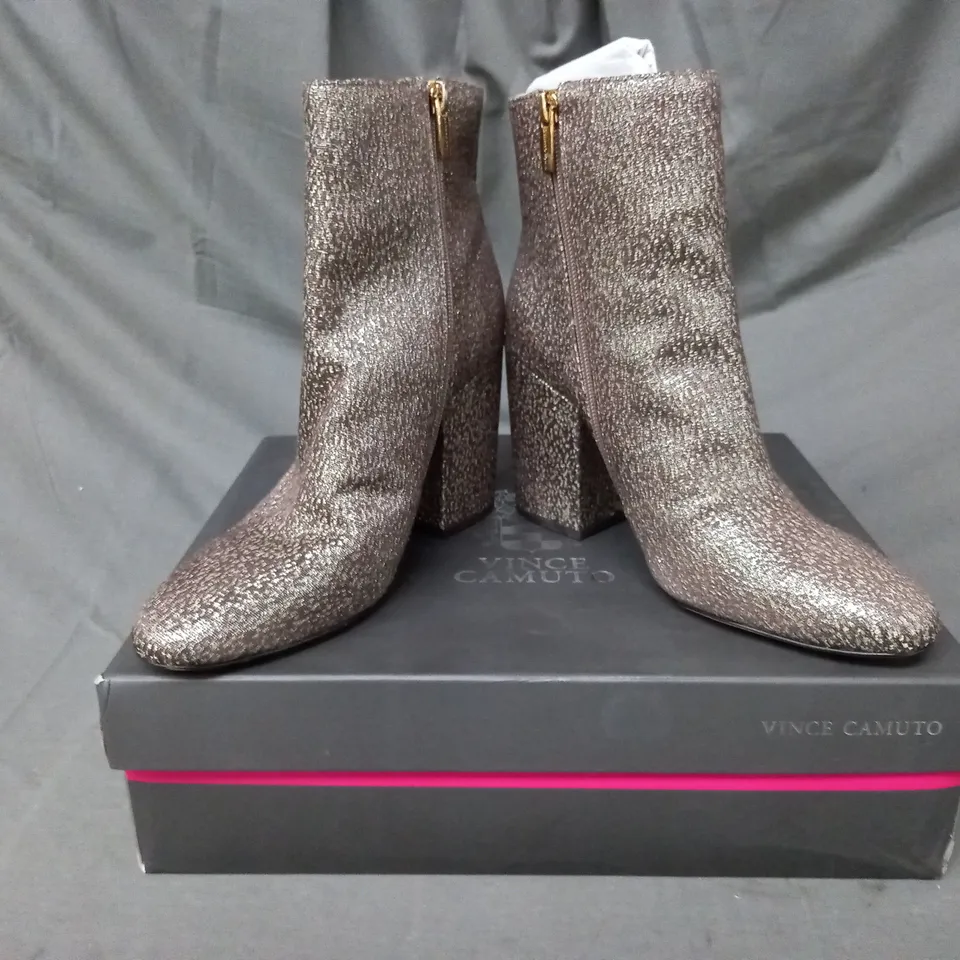 BOXED PAIR OF VINCE CAMUTO DESTILLY BLOCK HEEL ANKLE BOOTS IN BRONZE W. GLITTER EFFECT EU SIZE 39