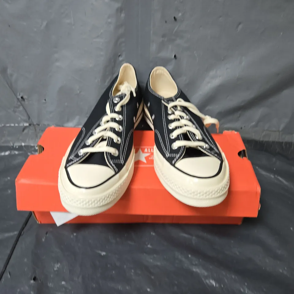 BOXED PAIR OF CONVERSE ALL STAR CHUCK TAYLOR SHOES IN BLACK/WHITE - SIZE 8