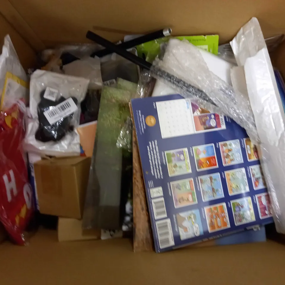 BOX OF APPROX 20 ASSORTED ITEMS TO INCLUDE FLYING ROCKET GAME, ASSORTED CALENDARS, HALLOWEEN TRICK AND TREAT
