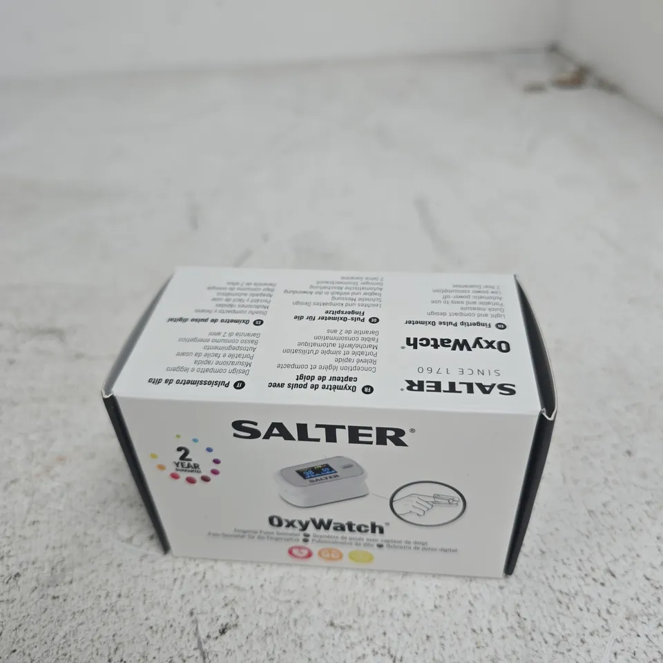 APPROXIMATELY 12 ASSORTED HOUSEHOLD ITEMS INCLUDING SALTER OXYWATCH AND MAYKI KNEE SUPPORT