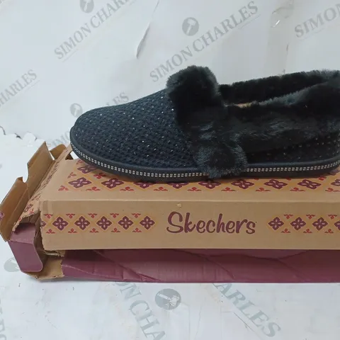 SKECHERS COZY SLIPPER BLACK - SIZE 6