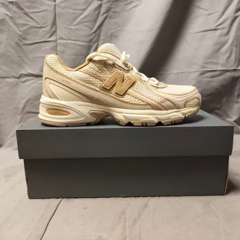 BOXED PAIR OF NEW BALANCE TRAINERS IN CREAM/TAN SIZE UK 5