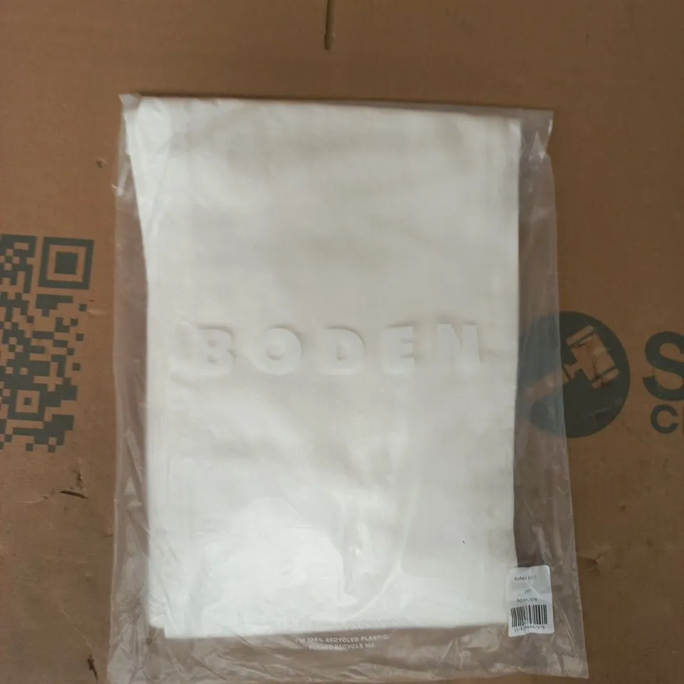 BAGGED BODEN STRAIGHT LEG POCKET JEANS IN WHITE SIZE 28R