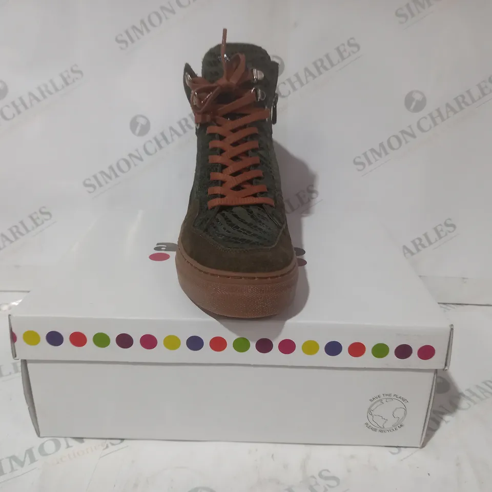 BOXED PAIR OF ADESSO HI-TOP SHOES IN SAGE/BROWN SIZE 6