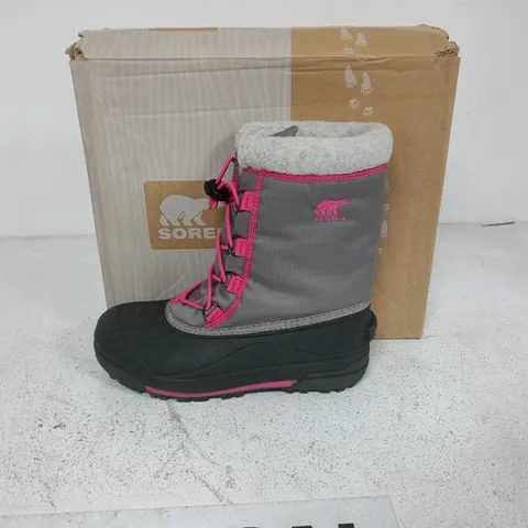 BOXED PAIR OF SOREL YOUTH CUMBERLAND 2 BOOTS IN LIGHT GREY/PINK - UK 5.5