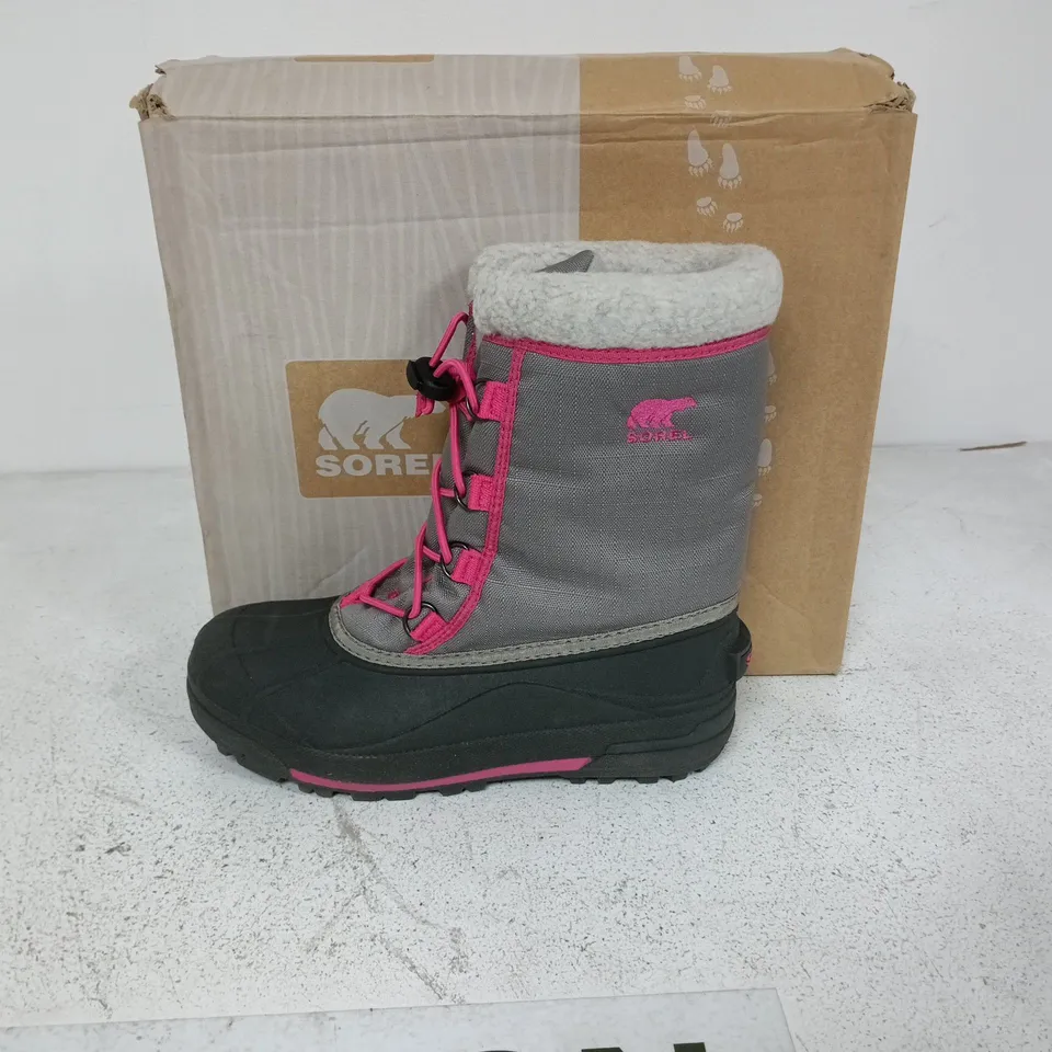 BOXED PAIR OF SOREL YOUTH CUMBERLAND 2 BOOTS IN LIGHT GREY/PINK - UK 5.5