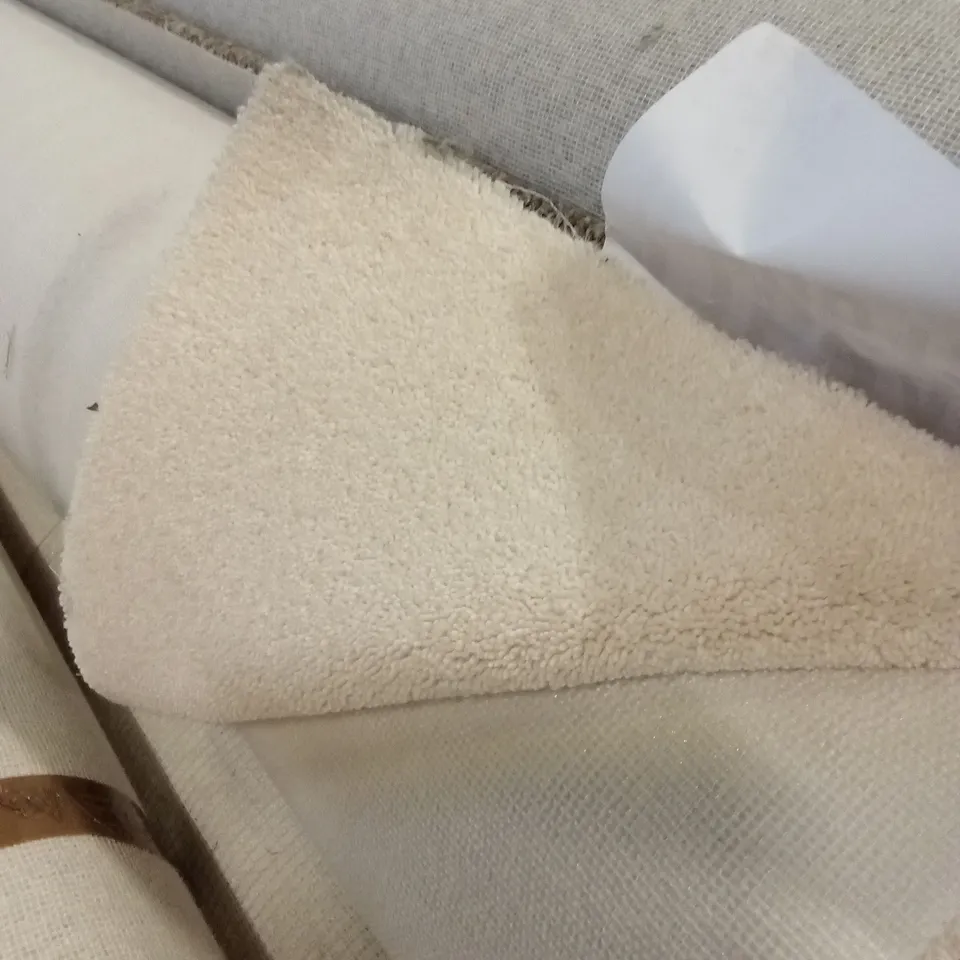 ROLL OF QUALITY DIMENSIONS CARPET // APPROX SIZE: 4 X 3.37m