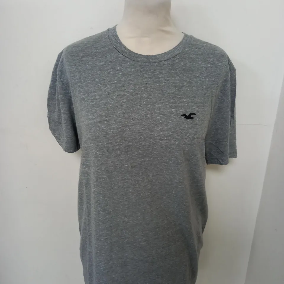HOLLISTER CASUAL LOGO T-SHIRT IN GREY  SIZE M