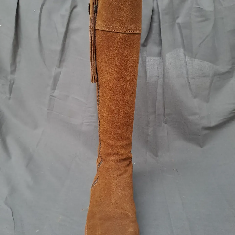 BOXED PAIR OF FAIRFAX & FAVOUR NARROW FIT SUEDE REGINA KNEE-HIGH BOOTS IN TAN SIZE 6