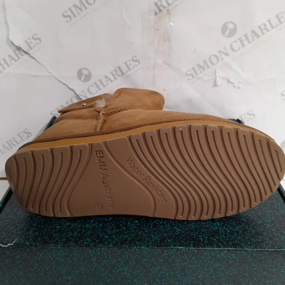 BOXED PAIR OF EMU AUSTRALIA SUMMERLANDS BOOTS BROWN SIZE 6