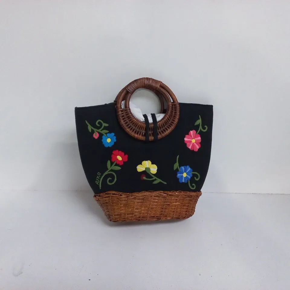 RIXO ZELENE BAG – FLORAL EMBROIDERY, BLACK WITH WICKER BOTTOM & BAMBOO HANDLES – ONE SIZE