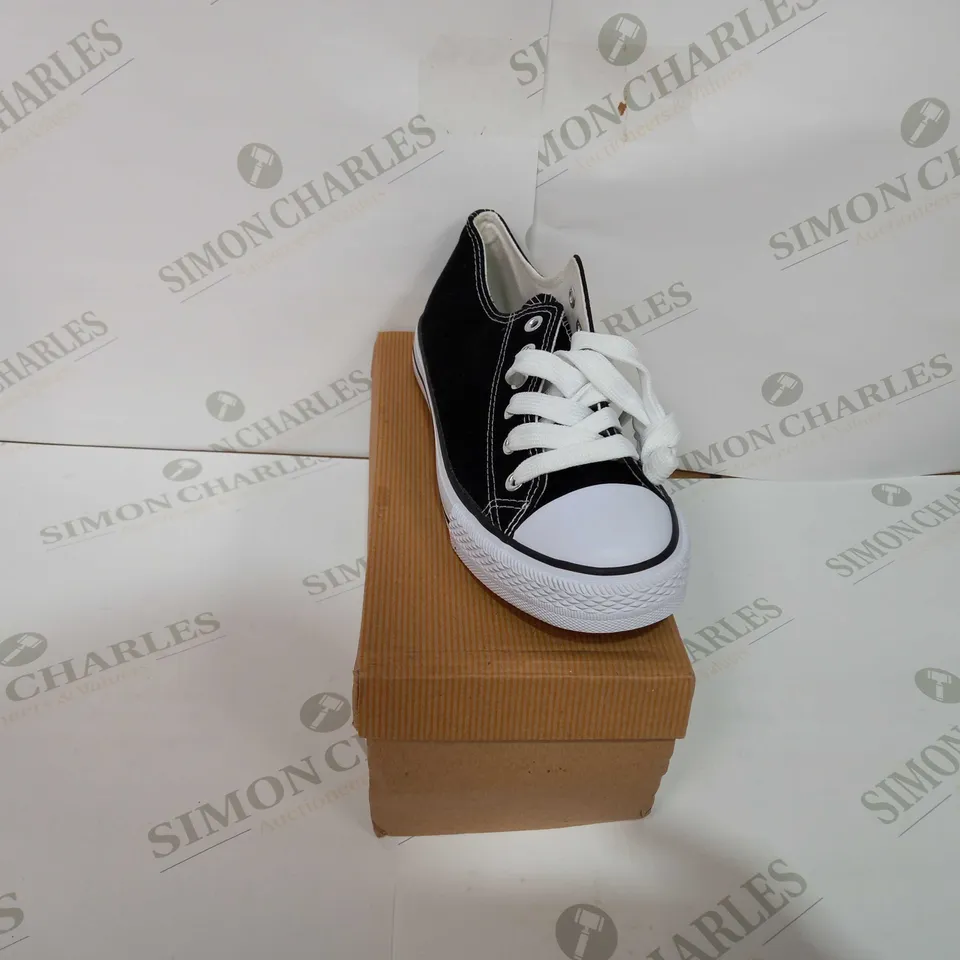 CONVERSE ALL STAR IN BLACK & WHITE - EU 40 