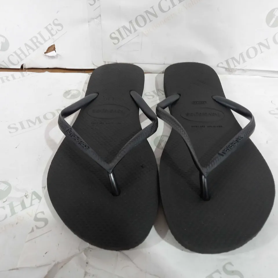 PAIR OF HAVAIANAS SLIM T-STRAP BLACK SANDALS - EU 43-44