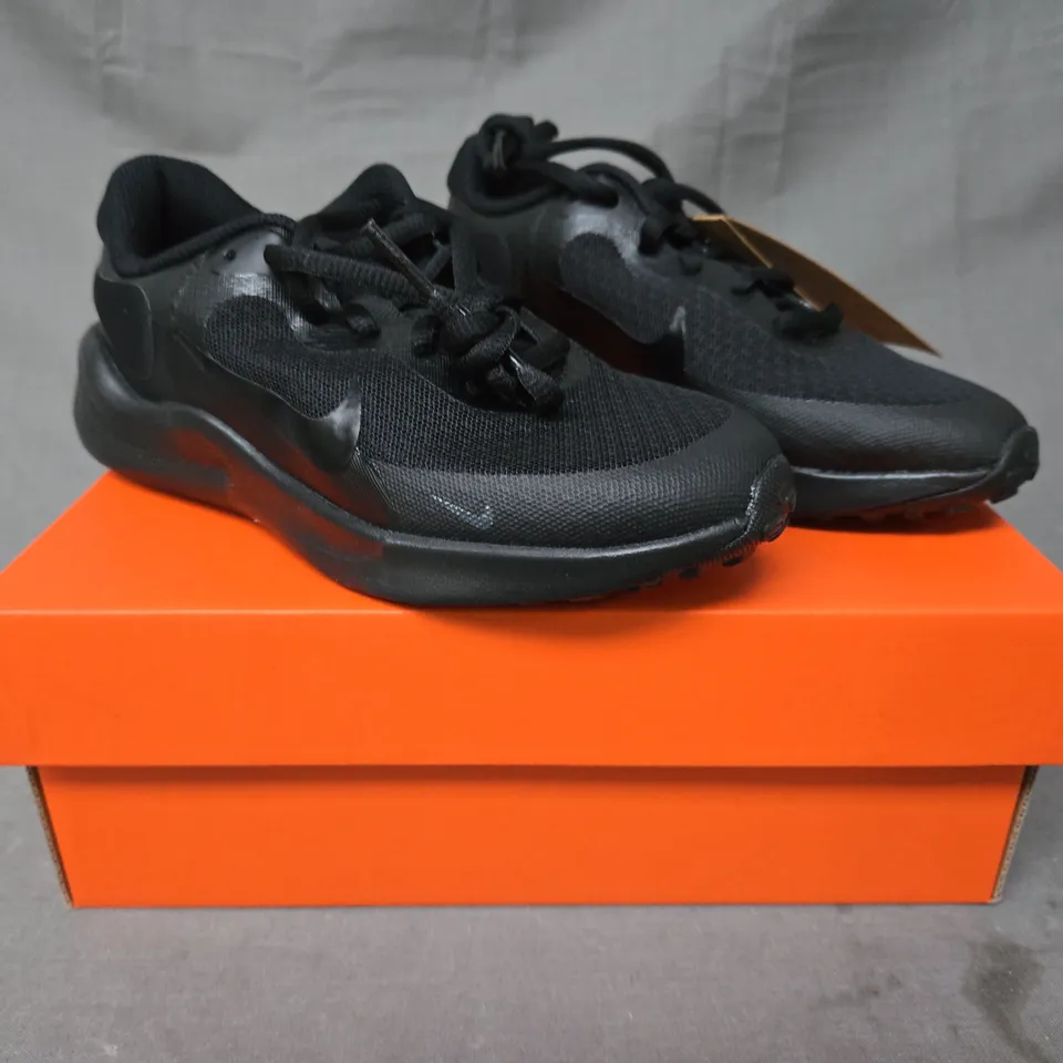 BOXED PAIR OF NIKE KID'S REVOLUTION 7 SHOES IN BLACK UK SIZE 1