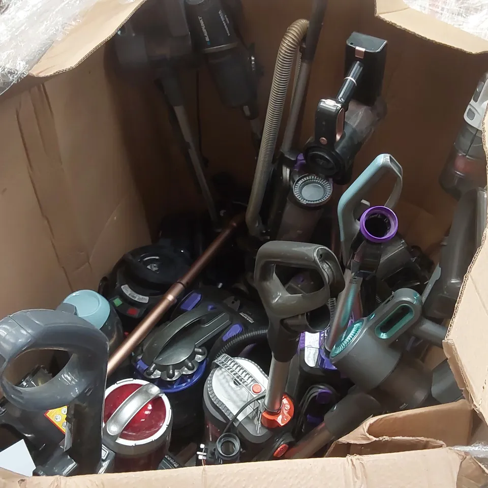 PALLET CONTAINING A LARGE ASSORTMENT OF UNCHECKED VACUUM CLEANERS
