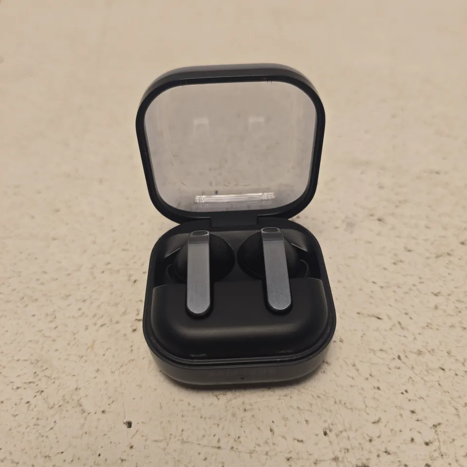 SAMSUNG TRUE WIRELESS EARBUDS IN BLACK CHARGING CASE