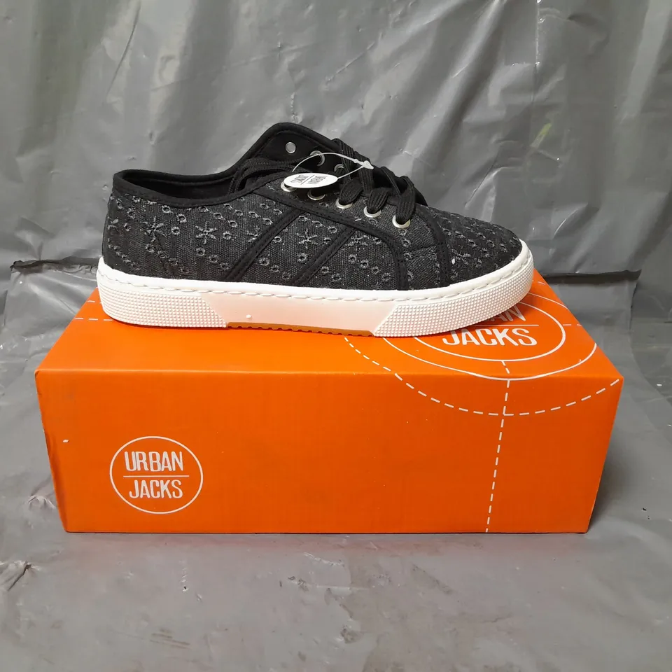 URBAN JACKS LADIES PALM SPRINGS TRAINERS BLACK SIZE 5