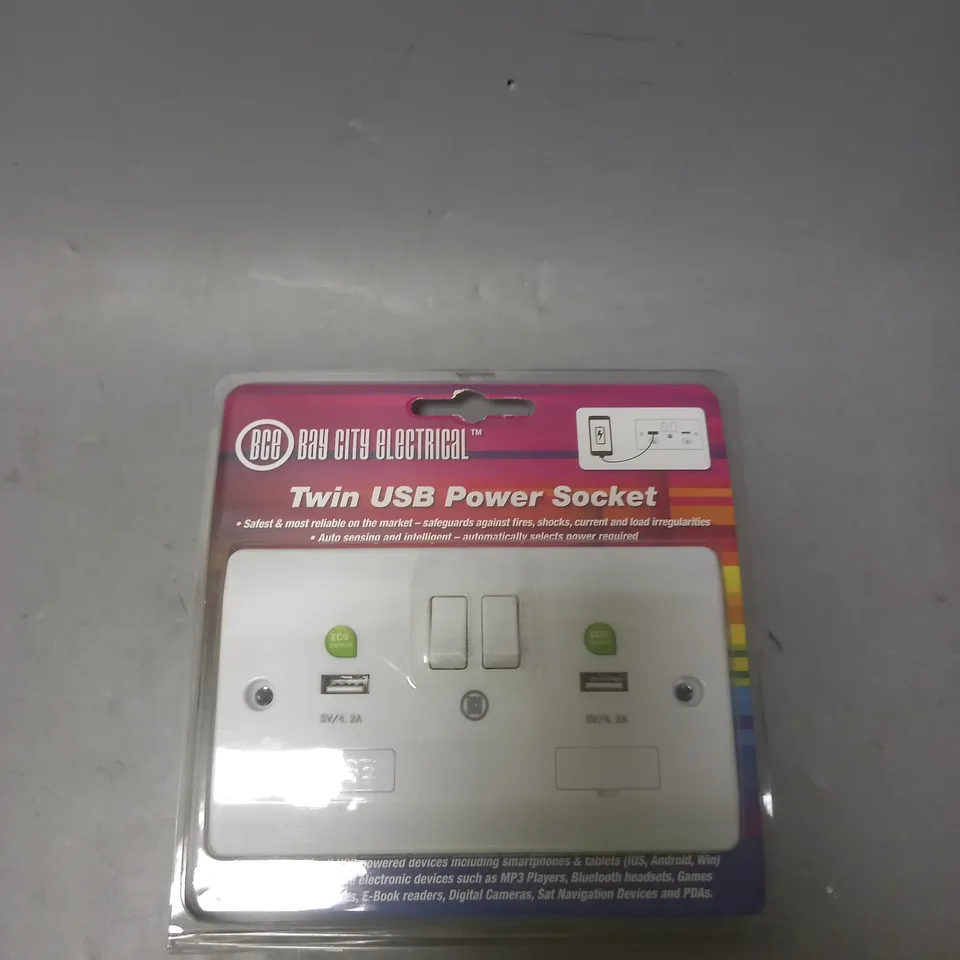 LOT OF APPROXIMATELY 12 BAY CITY ELECTRICAL TWIN USB POWER SOCKETS