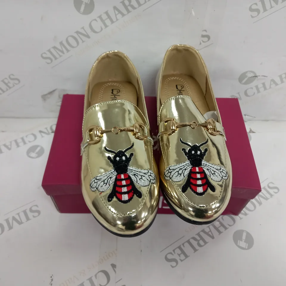 APPROXIMATELY 13 BOXED PAIR KELSI KIDS BUTTERFLY EMBROIDERED LOAFERS IN GOLD TO INCLUDE SIZES 1, 8, 9, 10, 11, 12, 13
