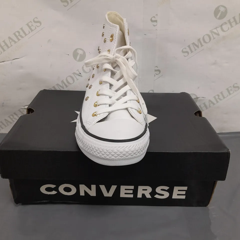 BOXED PAIR OF CONVERSE ALL STAR SHOES IN WHITE/GOLD SIZE 5