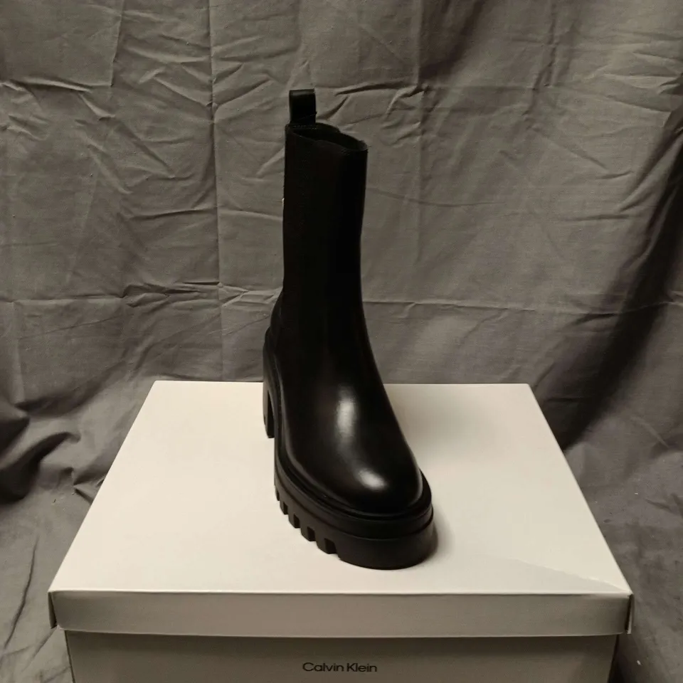 BOXED PAIR OF CALVIN KLEIN WOMEN'S CHUNKY HEEL CHELSEA BOOTS – BLACK LEATHER, UK 6 (EU 39)