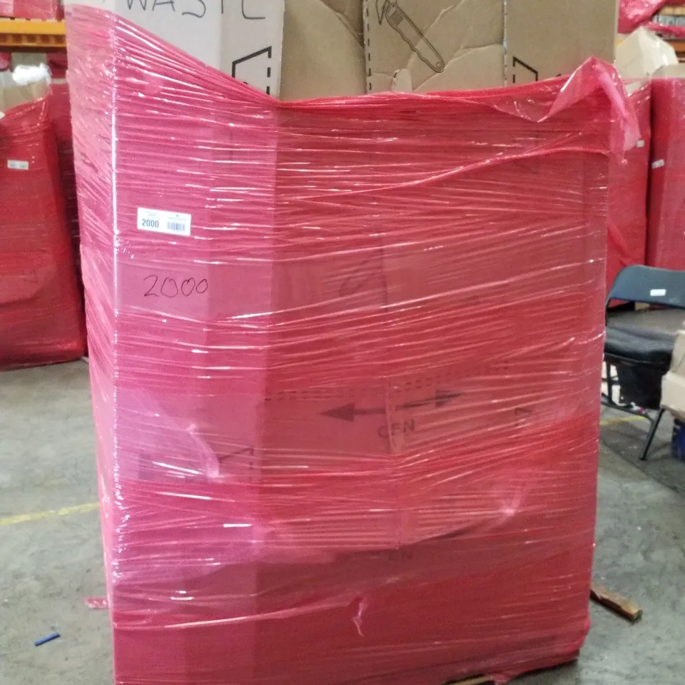 PALLET OF ASSORTED HOUSEHOLD GOODS TO INCLUDE BABY GATES, STOOLS AND DOG BEDS ECT 