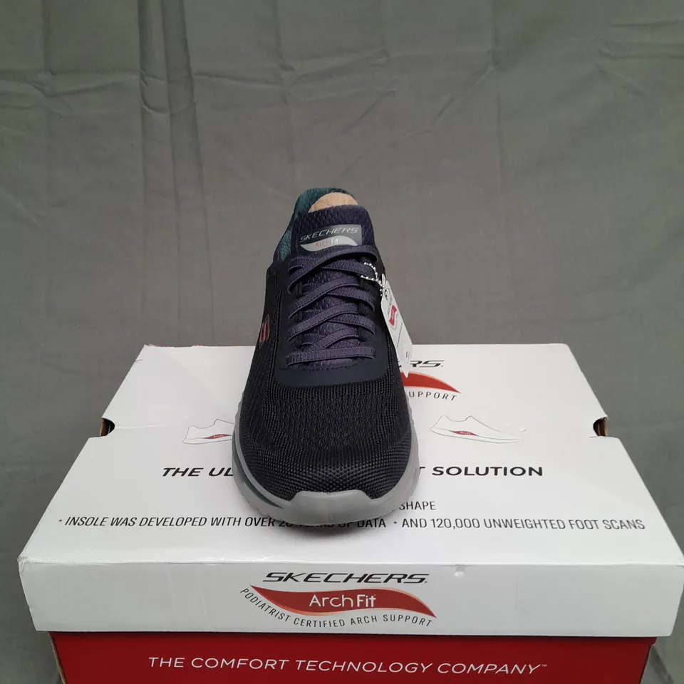 BOXED PAIR OF SKETCHERS ARCH FIT ORVAN-TRAYVER DARK/NAVY SIZE UK 9 