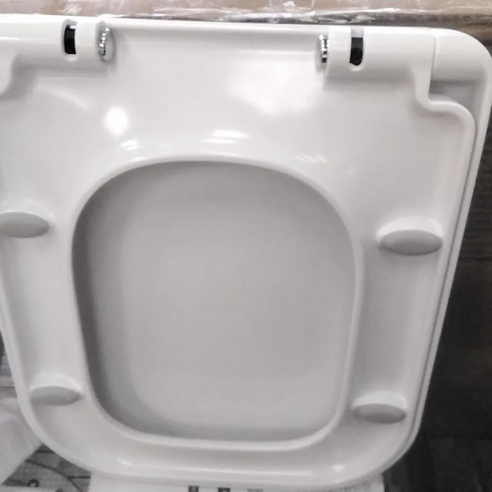 BOXED AFFINI CLOSE COUPLED TOILET SC SEAT