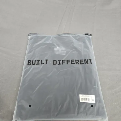 BAGGED BUILT DIFFERENT CREW T-SHIRT IN BLACK SIZE 3XL