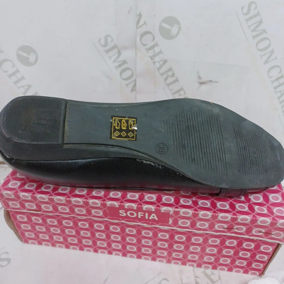 BOX OF APPROXIMATELY 8 SOFIA OPEN TOE LOW BLACK SHOES / SANDALS
