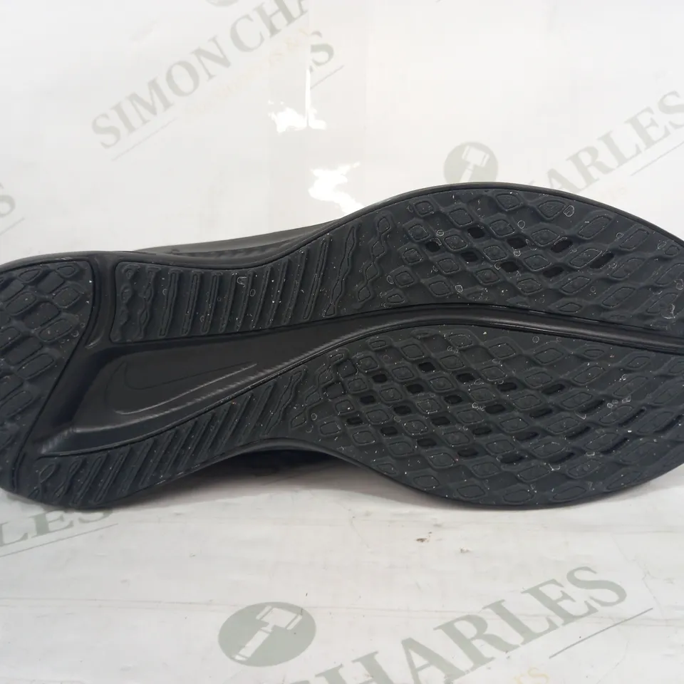 PAIR OF NIKE QUEST RUNNING TRAINERS IN BLACK UK SIZE 8