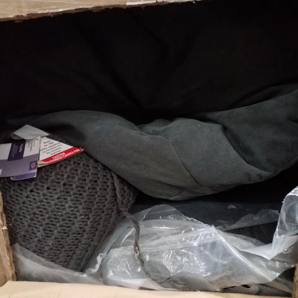 PALLET CONTAINING ASSORTED PILLOWS, BEAN BAGS & BEDDING 
