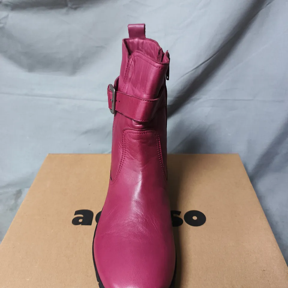 BOXED PAIR OF ADESSO WOMEN’S PINK ANKLE BOOT WITH BUCKLE STRAP - UK SIZE 40