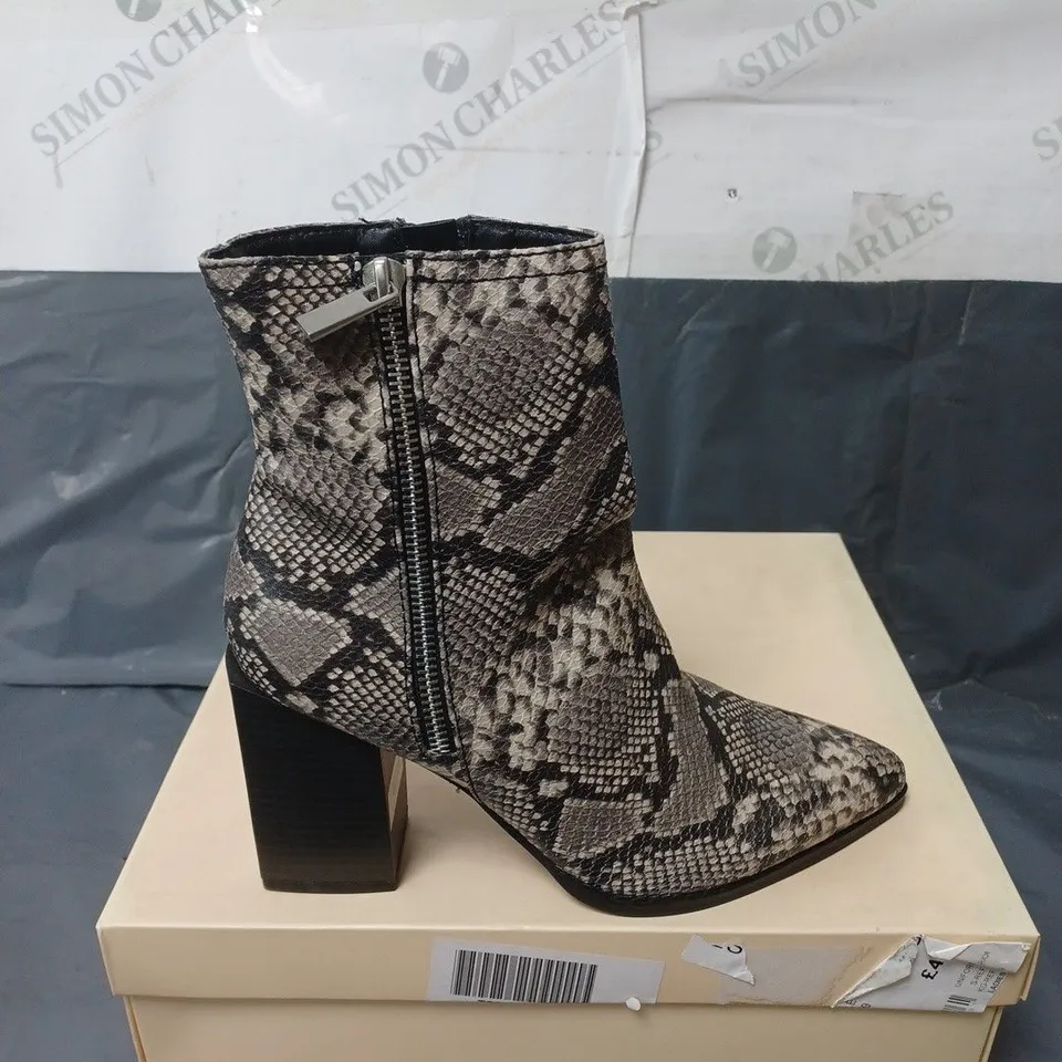 BOXED PAIR OF FAITH BIGGIE GREY SYNTHETIC ANKLE BOOTS SIZE 4